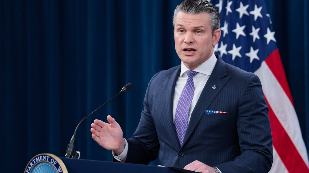 שר ההגנה של ארה"ב פיט הגסת' בתדרוך בפנטגון