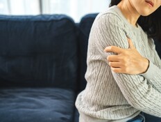 כתף קפואה, כאב בכתף (צילום: shutterstock_Patcharanan)