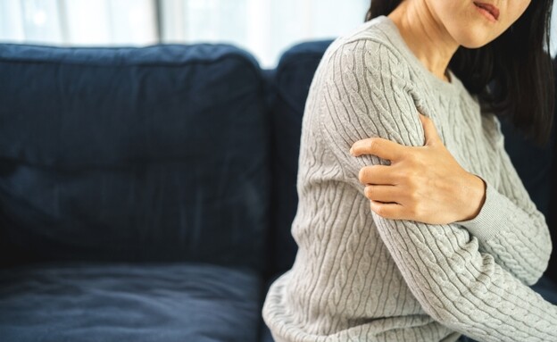 כתף קפואה, כאב בכתף (צילום: shutterstock_Patcharanan)