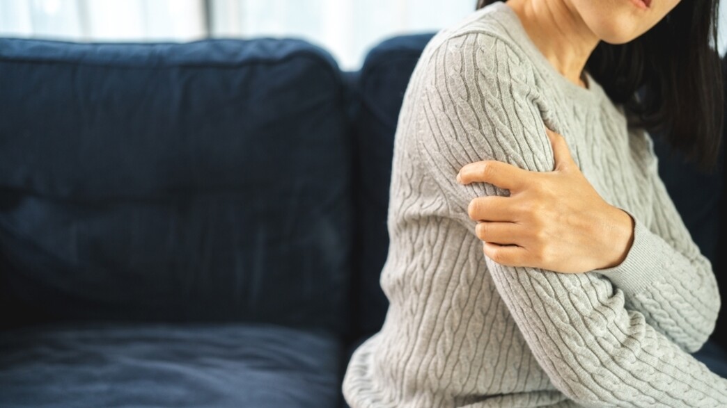 כתף קפואה, כאב בכתף