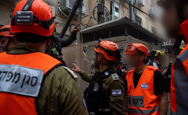 פיקוד העורף בזירות הנפילה במרכז הארץ (צילום: דובר צה"ל)