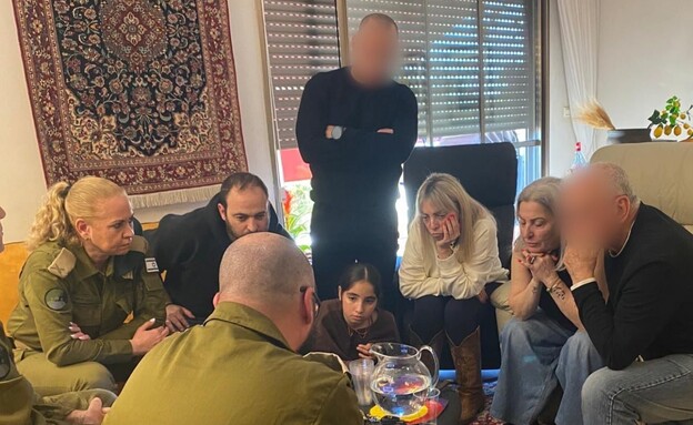 נציגי צה"ל עם משפחתו של דב (דובה) פרמט ז"ל