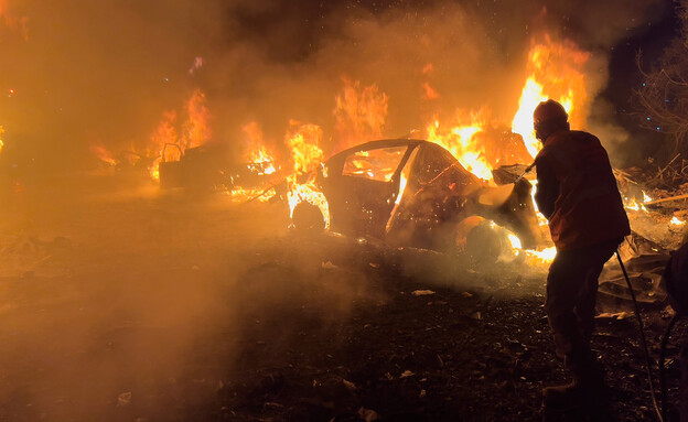 אש בזירת התקיפה באזור ביירות (צילום: AP)