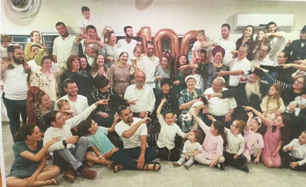 עידית הירשפלד ביום הולדה ה-100 עם כל צאצאיה