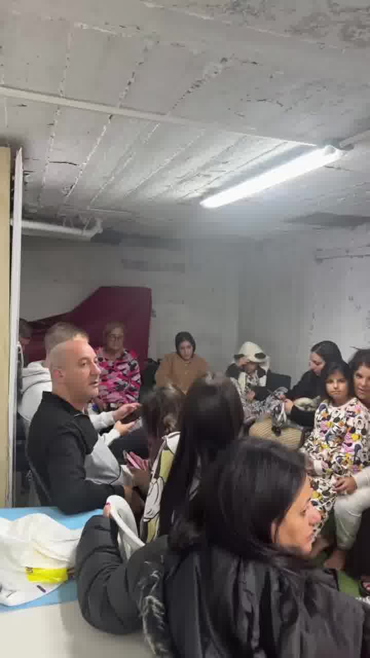 ‏כמעט חג שמח: צופית גרנט עושה את הבוקר כמו כולם במקלט