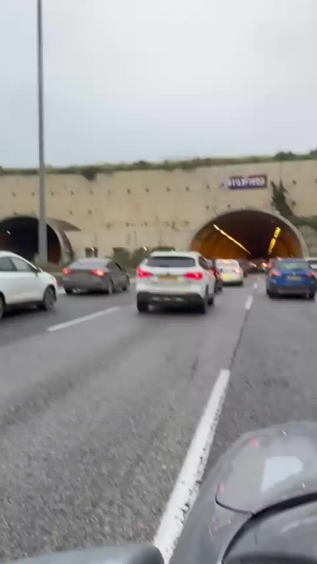 בדרך לארוחת החג: פקקים אדירים בכביש 6 לכיוון מודיעין. נהגים עצרו את רכביהם במנהרות