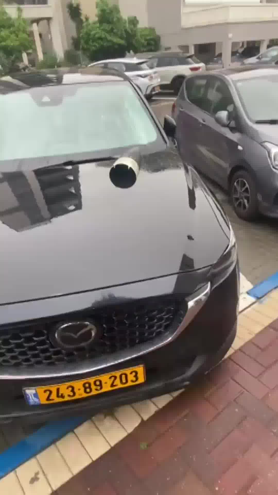 גשם שלא עוצר וזכוכית מנופצת: רסיס נחת על רכב באזור המרכז