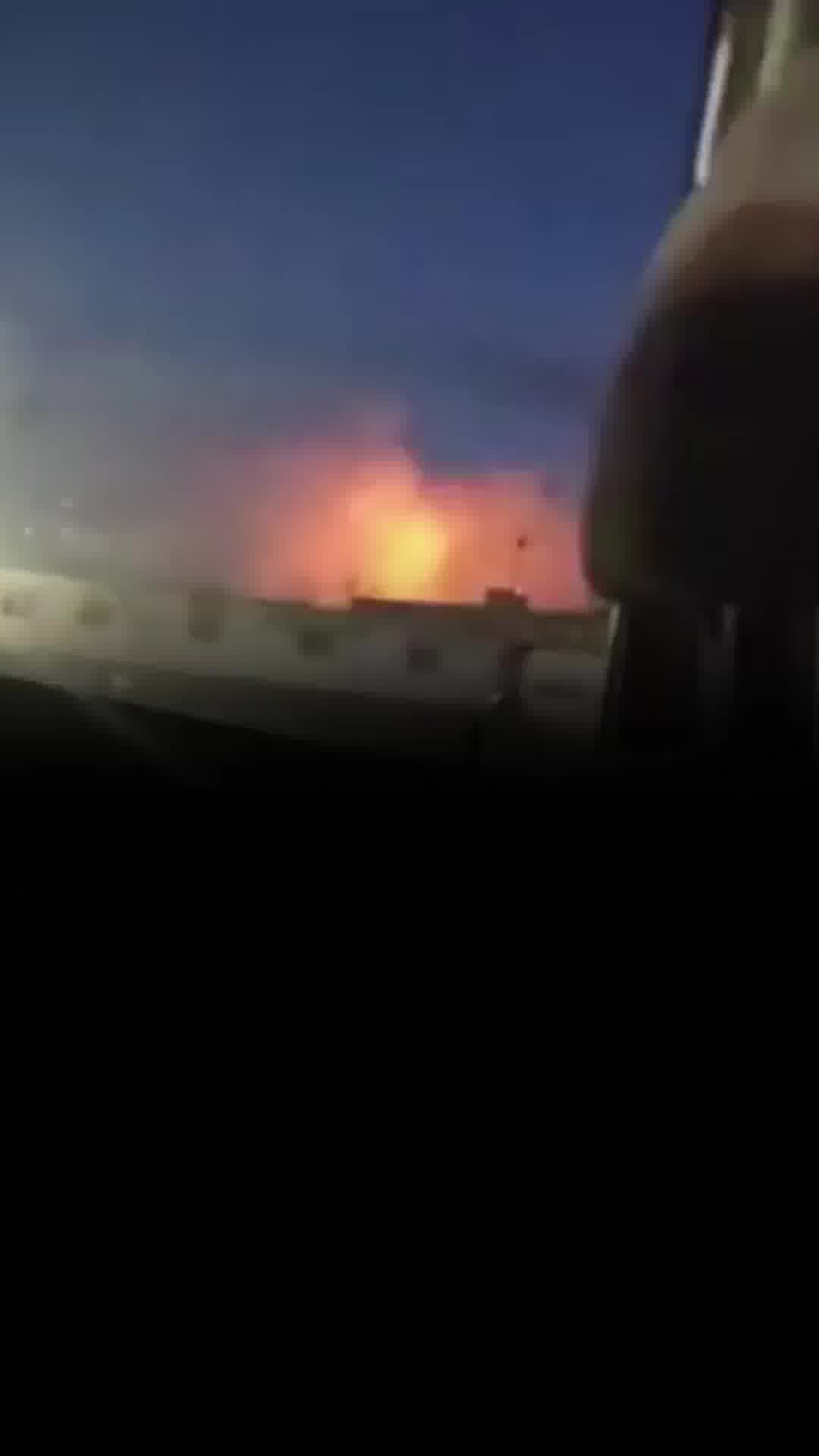 תיעד פיצוץ אדיר מחלון הרכב: תיעוד מהתקיפות באספהאן 