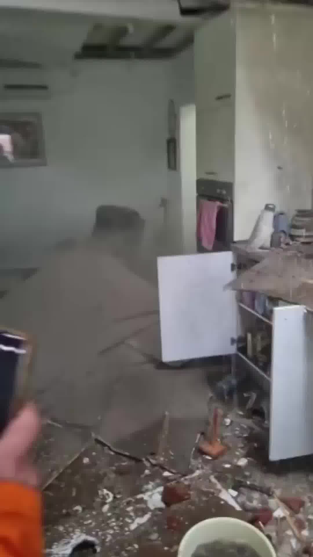 תיעוד הנזק באחת מזירות הנפילות במרכז | מפורסם באישור הצנזורה