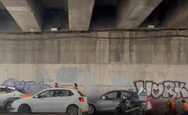 אזרחים עוצרים בכביש בזמן האזעקה