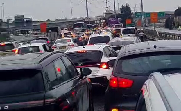 אזרחים עוצרים בכביש בזמן האזעקה