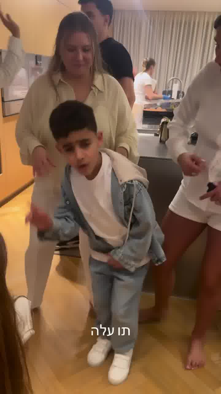 החג עם אמא, השיר של אבא: תו תבורי כוכב עולה
