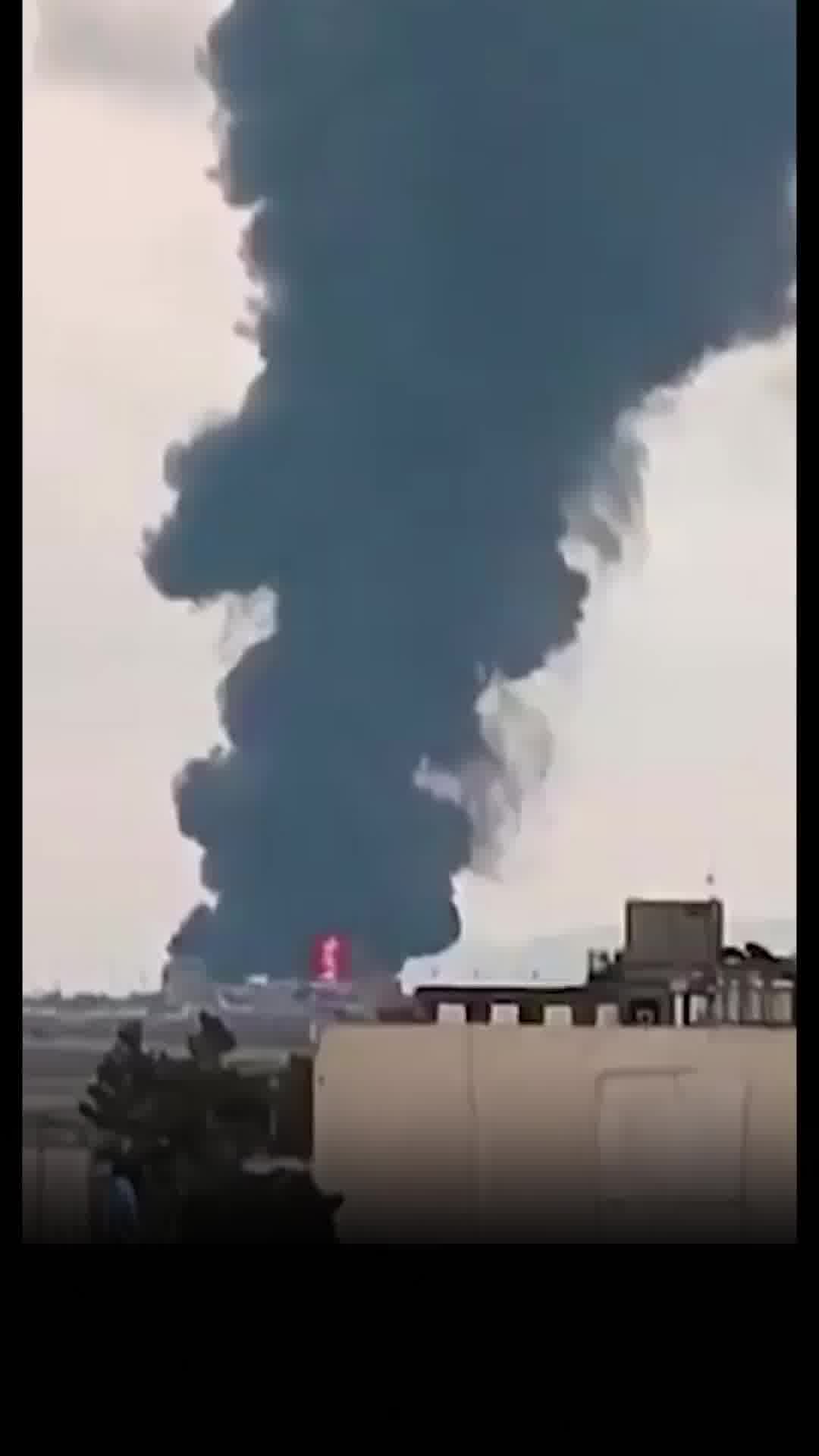ענן שחור ענק: דיווחים על תקיפות אוויריות מסיביות בעיר משהד בצפון מזרח איראן, קרוב לשדה התעופה