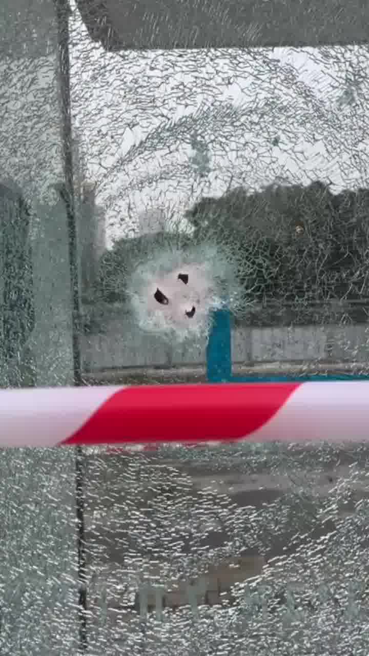 אחד הרסיסים שנפל באחת מתחנות הרכבת במרכז יצר צורת "סמיילי"