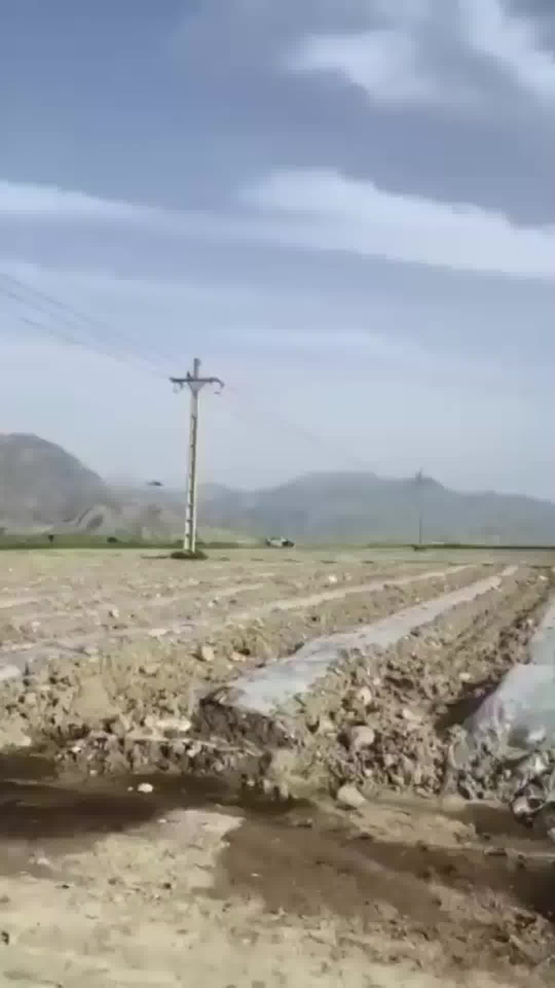  שוטרים איראניים יורים על מסוקים אמריקאים במהלך מבצע החיפושים אחר אנשי הצוות של המטוס שהופל