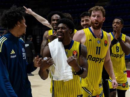 המאבק על הפליי-אין חי ובועט ( Srdjan Stevanovic/Euroleague Basketb המאבק על הפליי-אין חי ובועט ( Srdjan Stevanovic/Euroleague Basketb