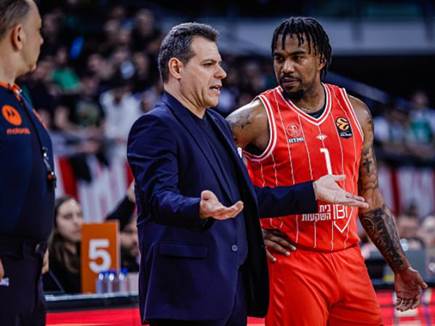 דימטריס איטודיס וכריס ג`ונס. לא רואים בעיניים (Yulian Todorov/Euro (צילום: ספורט 5)