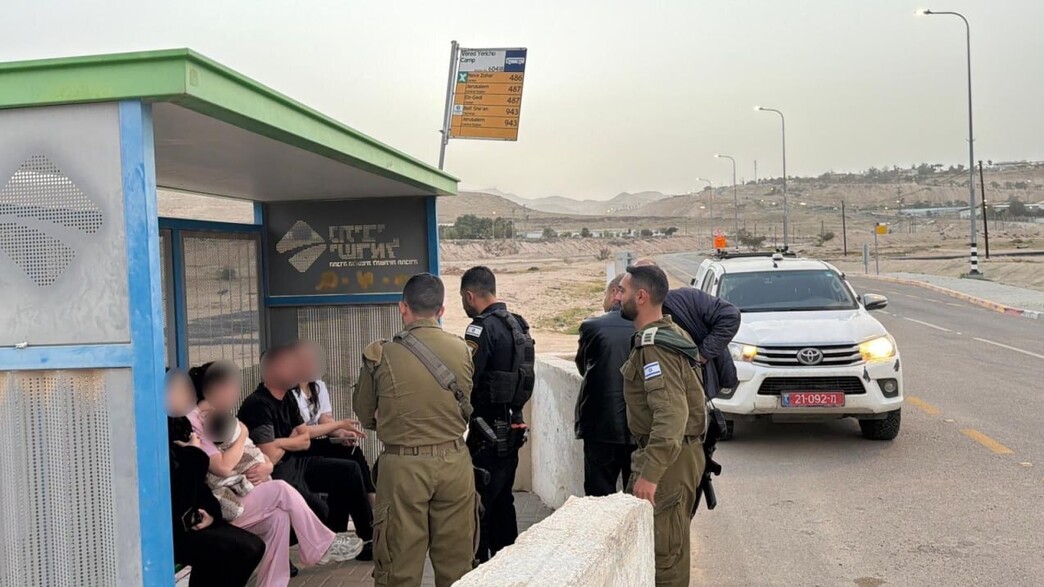 שלוש האזרחיות הישראליות והפעוטה עם הלוחמים לאחר הח שלוש האזרחיות הישראליות והפעוטה עם הלוחמים לאחר הח