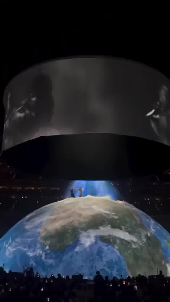 קניה ווסט אירח הלילה את לורן היל בהופעה השנייה שלו מול 80 אלף איש