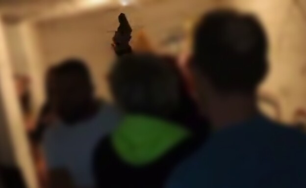 שלפה אקדח במרחב המוגן 