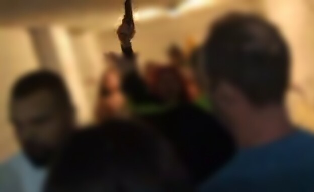 שלפה אקדח במרחב המוגן  (צילום: לפי סעיף 27 א')