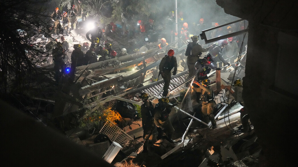 כוחות רבים בזירת פגיעת הטיל האיראני בחיפה