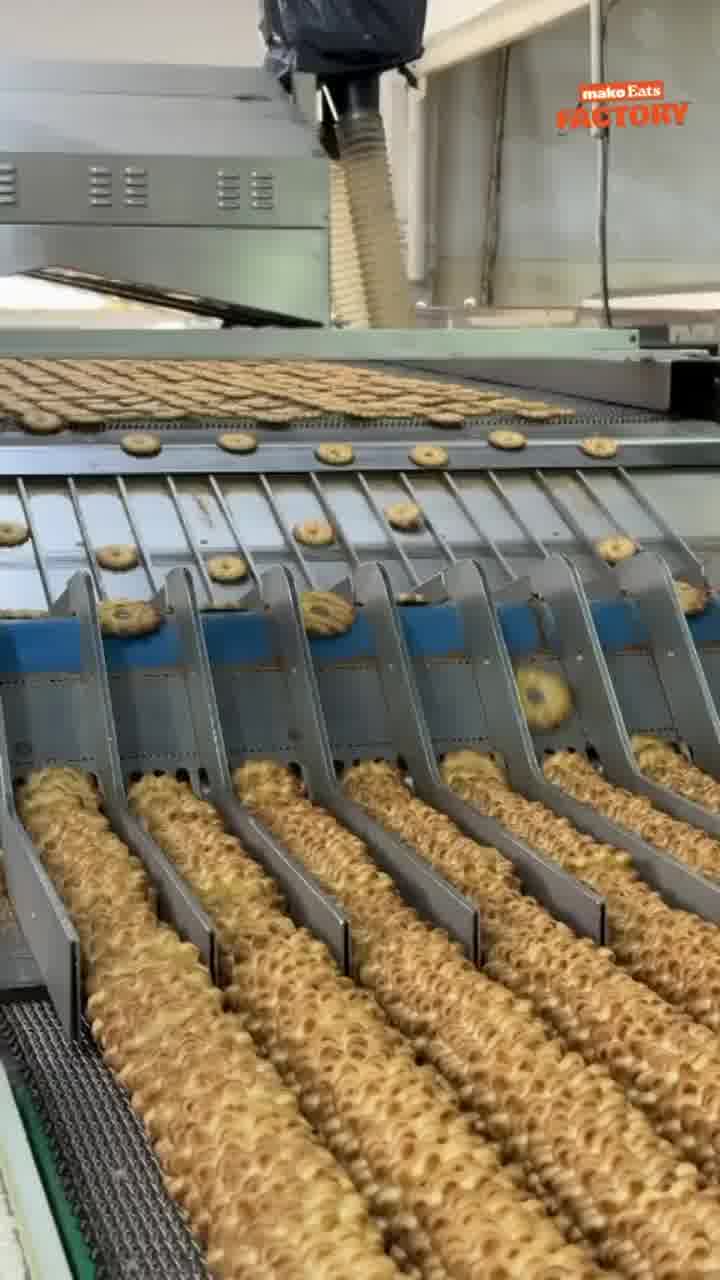 הצצנו למפעל של העוגיות הכי אהובות של פסח