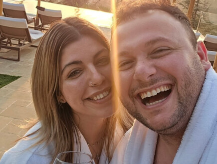 מיקרופון קטן בדרך: כוכבי הטיקטוק אלכס ולינוי שולץ מצפים לילד ראשון