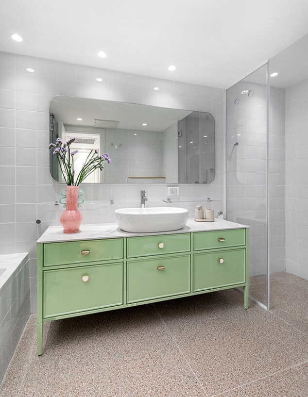 גילי אונגר, גן העיר, חדר רחצה, ג 