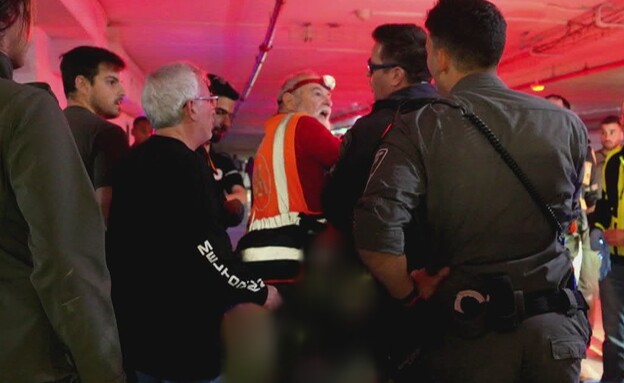 עימות בין שוטר לצוות הרפואה בהפגנה אמש (צילום: חן ליאופולד)