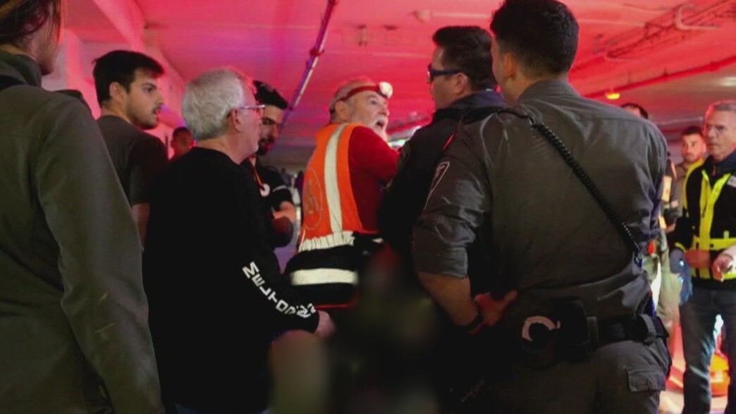 רופא משטרתי פינה רופא מחאה מזירת החייאה בת