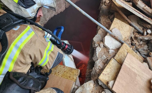 פגיעה ישירה בבניין בחיפה: חשש ללכודים ולקריסת המבנה