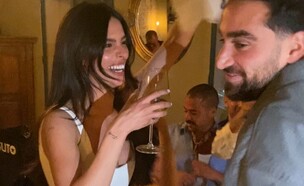 עלתה על לבן: קארין עליה ובן הזוג חוגגים את האירוסים (צילום: mako)