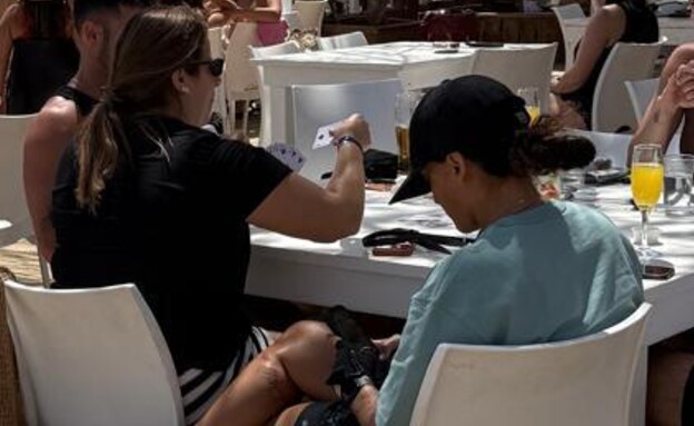 אחרי ההצעה: כך נתפסו דניאל עמית ואמילי דמארי באילת (צילום: mako)