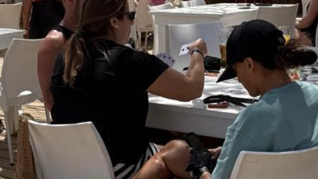 רגע אחרי האירוסין: דניאל עמית ו־אמילי דמארי נתפסו מבלות יחד באילת