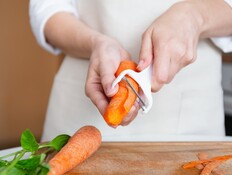 קולפן מקלף גזר (צילום: shutterstock_Jannissimo) קולפן מקלף גזר (צילום: shutterstock_Jannissimo)