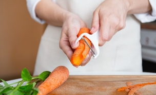 קולפן מקלף גזר (צילום: shutterstock_Jannissimo)