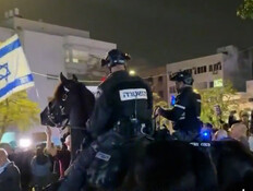 תיעוד: פינוי בכוח של המחאה ליד הבימה (צילום: חדשות)