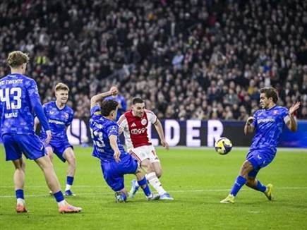 למקין מתקל את גלוך (Getty) (צילום: ספורט 5)