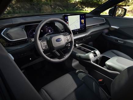 מבפנים כבר אין ממש הבדלים לעומת ההיילנדר EV (צילום: ספורט 5)