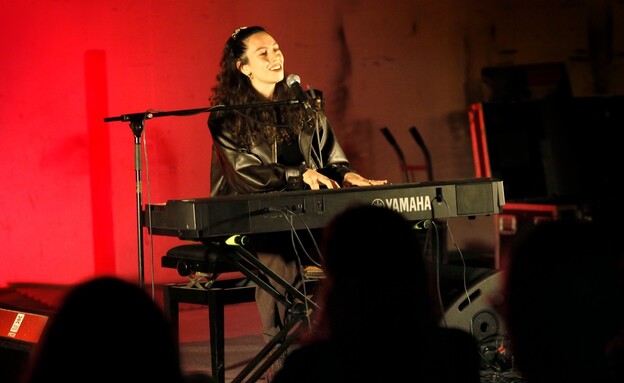 דניאל רובין מופיעה במקלט בתל אביב במלחמה עם איראן