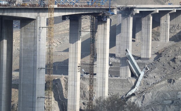הנזק בגשר B1  שהותקף על ידי צבא ארה"ב