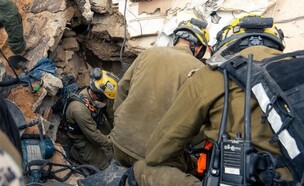 כוחות פיקוד העורף בזירת נפיל הטיל האיראני בחיפה (צילום: דובר צה"ל)