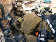 כוחות פיקוד העורף בזירת נפיל הטיל האיראני בחיפה כוחות פיקוד העורף בזירת נפיל הטיל האיראני בחיפה