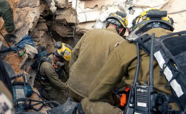 כוחות פיקוד העורף בזירת נפיל הטיל האיראני בחיפה (צילום: דובר צה"ל)