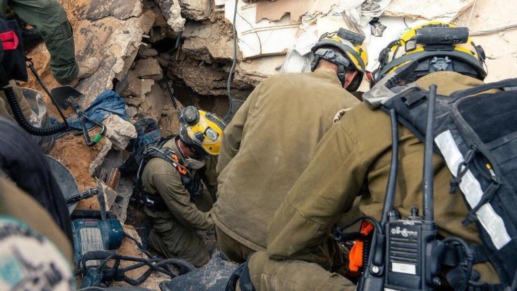 כוחות פיקוד העורף בזירת נפיל הטיל האיראני בחיפה