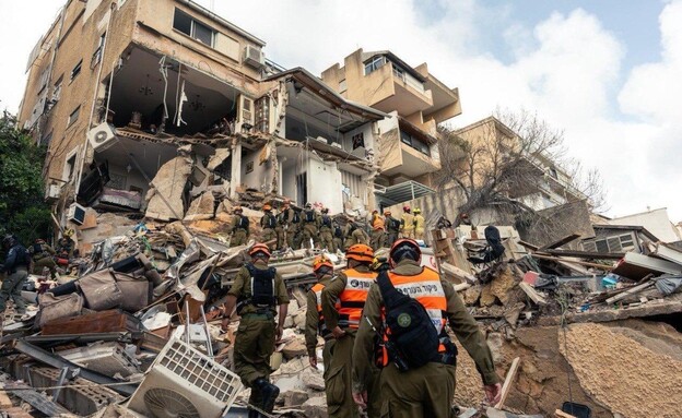 כוחות פיקוד העורף בזירת נפיל הטיל האיראני בחיפה כוחות פיקוד העורף בזירת נפיל הטיל האיראני בחיפה