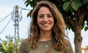 אישה צעירה עומדת ברחוב (AI: mako)