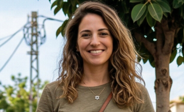 אישה צעירה עומדת ברחוב (AI: mako)