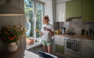 שותה קפה במטבח (צילום: shutterstock_DimaBerlin)